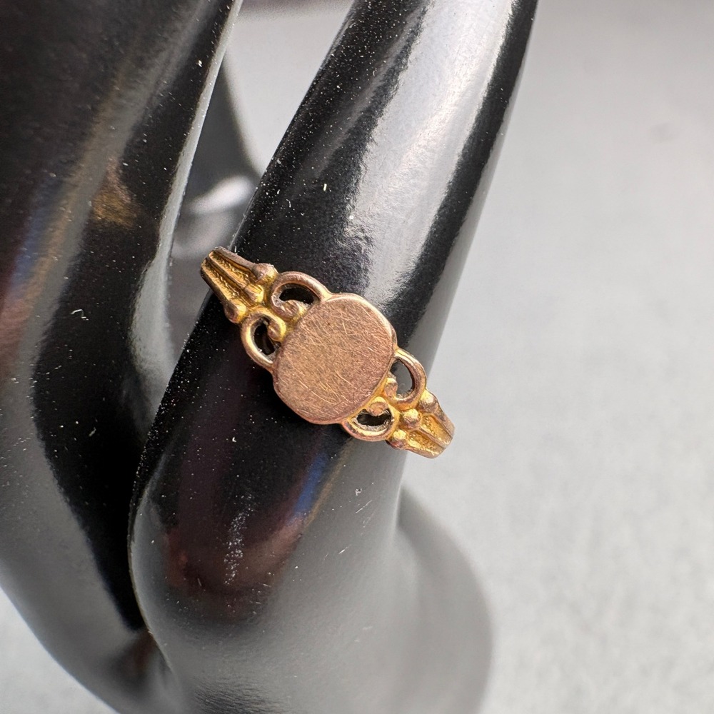 Antique Gold Tone Signet Ring Oval Face Openwork Scroll Band Size 2.5